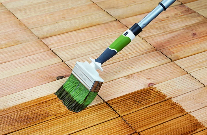 Holzfläche mit Pinsel lasieren